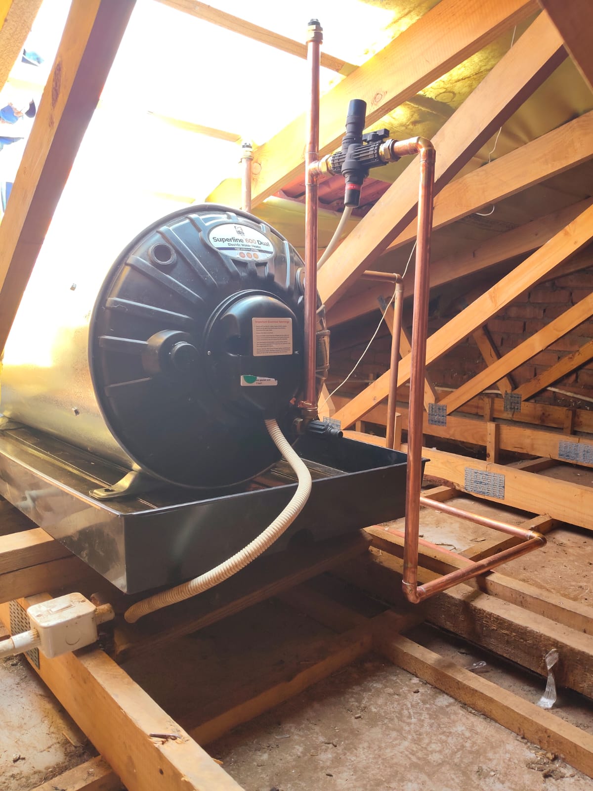 Horizontal geyser in a roof space on a drip tray