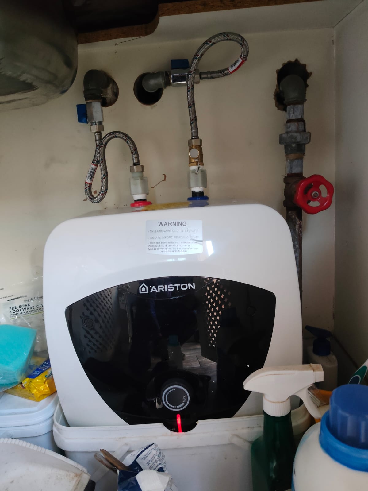 Small under-sink geyser with flexible connectors